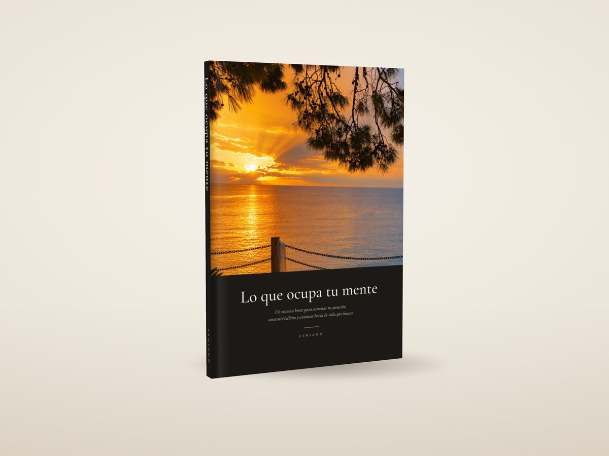 El libro «Lo que ocupa tu mente», de Zentamo, con tapa oscura y un atardecer sobre el mar.